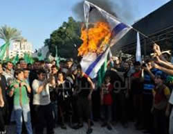 Quema de una bandera de Israel en una asamblea de Gaza. 