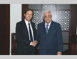 Reunión de Mahmoud Abbas con el Jefe de la oposición israelí, Itzjak Herzog en Ramallah (WAFA, 17 de septiembre de 2014)