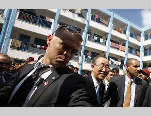 Visite de Ban-Ki Moon dans une école de l'UNRWA abritant des résidents de la bande de Gaza ayant quitté leur domicile durant l'Opération Bordure Protectrice