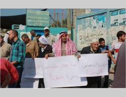 Residentes del norte de la Franja manifiestan ante las oficinas de UNRRA (United Nations Relief and Rehabilitation Agency), en Jabaliya por el retraso en el comienzo de la rehabilitación (Al Risala, 27 de octubre de 2014)