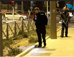 Forces de police fouillant la scène de l'attaque  (Agence de presse Tazpit, 16 novembre 2014. Photo : Hillel Meir)