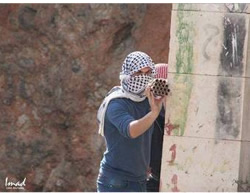 Ein vermummter Palästinenser schießt ein Feuerwerk in Richtung der IDF-Truppen  während einer Demonstration in Hebron (PALDF 21. November 2014)