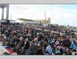 The mass Friday prayer held in front of the Rafah crossing (Facebook page of the ministry of the interior in the Gaza Strip, January 16, 2015).