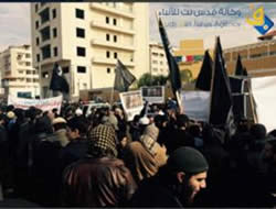 Salafist-jihadi operatives demonstrating in front of the French Cultural Center in Gaza and waving black flags (Quds Net, January 19, 2015)