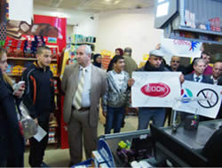 : Manifestation d'activistes de la campagne de boycott de produits israéliens dans l'un des supermarchés de Qalqilya (PNN, 1er mars 2015). 