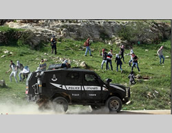 Etudiants de l'Université de Bir Zeit opposés aux forces de sécurité israéliennes devant la prison Ofer (Wafa, 10 mars 2015)