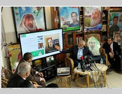 Ismail Haniya launches the new official website at the house of Hamas founder Ahmed Yassin (Facebook page of the new official Hamas movement website, March 22, 2015).