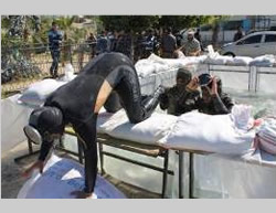 Display in which Al-Futuwwa program participants in diving suits simulate the Hamas naval commando infiltration into the village of Zikim during Operation Protective Edge.