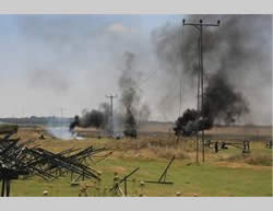 Palestinians burn tires in the eastern Gaza Strip near the border (Paltoday.tv, May 4, 2015).