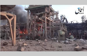 Oil refining and storage facilities in flames at the refinery in Baiji (Aamaq, May 24, 2015)