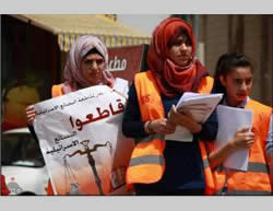 Activistes de l'initiative nationale palestinienne (dirigée par Mustafa Barghouti) à Hébron, dans le cadre de la campagne de boycott des produits israéliens (Wafa, 7 juin 2015)