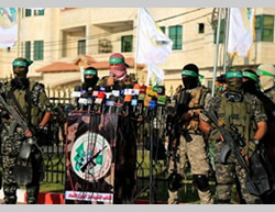 Cérémonie d'inauguration d'une statue en mémoire des membres du commando naval de la branche armée du Hamas tués dans l'Opération Bordure Protectrice (Paltoday, 26 août 2015)