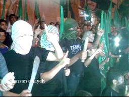 Ausdrücke der Freude der Hamas im Gazastreifen nach dem Angriff im Busbahnhof von Be’er Scheva. Die Demonstranten schwangen Messer und Beilen  und verbrannten israelische Flaggen 