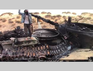 Charred wreckage of an Egyptian M60 tank blown up by ISIS operatives in Sinai (justpaste.it website, October 24, 2015) 