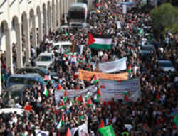 Mass funeral held in Hebron for the terrorists whose bodies were returned to the Palestinians (Wafa News Agency, October 31, 2015). 