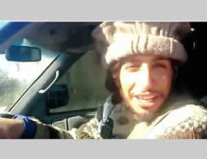 Image d'une vidéo publiée sur Twitter montrant Abdelhamid Abaaoud souriant au volant d'un camion trainant des corps de victimes de l'Etat islamique.