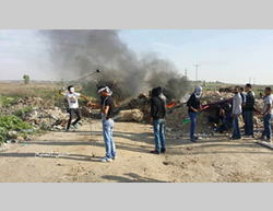 Palästinenser bei Zusammenstößen mit israelischen Streitkräften an der Grenze zum Gazastreifen (Facebook-Seite von Gaza al-'Aan, 27. November 2015)