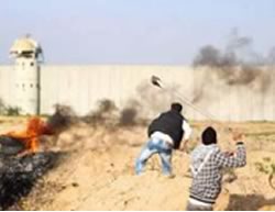 Palestinians riot near the Erez crossing in the northern Gaza Strip (Facebook page of Quds, February 5, 2016).