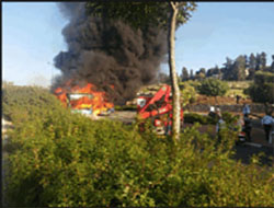 Zwei Busse brennen in Jerusalem in Folge einer Explosion im hinteren Teil eines der Busse (Facebook-Seite der Feuerwehr- und Notfalldienste Bezirk Jerusalem, 18. April, 2016)