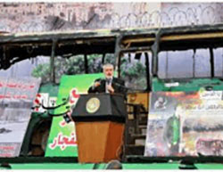 Ismail Haniyeh ofrece un discurso en la asamblea sobre el trasfondo del autobús de Egged quemado (forum PALDF, 28 de abril de 2016)