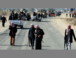 Membres des tribus qui combattent aux côtés du gouvernement irakien contre l'Etat islamique dans le secteur de Qayyarah (Al-Sumaria, 19 juin 2016). 