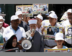 : Asamblea de apoyo a Bilal Kayed frente a la sede de la Cruz Rja en Jerusalén, con la participación del mufti deJjerusalén el Jeque Muhammad Hussein (WAFA, 12 de agosto de 2016). 