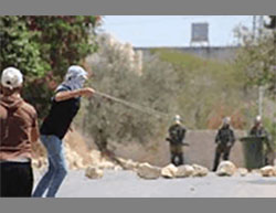 Palestinos encapuchados arrojan piedras hacia una fuerza de Tzáhal en el pueblo de Qadoum  (página facebook Quds net, 26 de agosto de 2016)