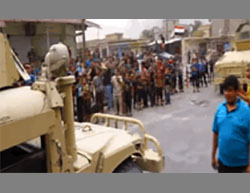 Residents of Qayyarah welcoming the Iraqi Army soldiers (YouTube account of the Iraqi Defense Ministry, August 27, 2016)