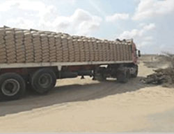 Cement enters the Gaza Strip from Egypt through the Rafah crossing (Facebook page of the ministry of the interior in the Gaza Strip, date, 2016). 