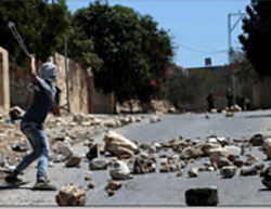 Palestinos se enfrentan con fuerzas de seguridad israelíes en el pueblo de Qadoum durante la manifestación semanal contra los asentamientos (WAFA, 9 de septiembre de 2016)