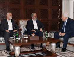 Mahmoud Abbas meets in Doha with Hamas political bureau head Khaled Mashaal (right) and political bureau deputy Ismail Haniyeh (Wafa, October 27, 2016)