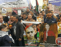 Rassemblement organisé par la famille du terroriste palestinien Abd al-Fatah al-Sharif au centre de Hébron (Ma'an, 4 janvier 2017)