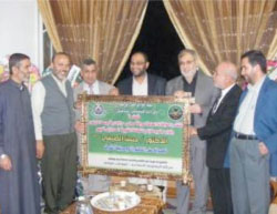 Muhammad al-Jamassi (third from left) at a visit to the home of Hassan al-Sifi, deputy minister of religious endowments in the de facto Hamas administration in the Gaza Strip, on the occasion of his being awarded a PhD degree. The delegation presented him with a plaque from Hamas (website of the Hamas faction in the Palestinian Legislative Council, February 21, 2010).