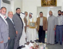 Muhammad al-Jamassi (third from right) with a delegation of Palestinian Legislative Council members at the Kishko clan (website of the Hamas faction in the Palestinian Legislative Council, May 17, 2010).