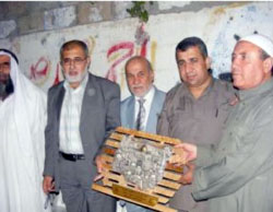 Muhammad al-Jamassi (second from right) with a delegation of Palestinian Legislative Council members at the Siam clan in Gaza (website of the Hamas faction in the Palestinian Legislative Council, May 20, 2010). 