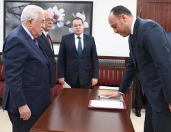 Dr. Husam Zomlot sworn in before Mahmoud Abbas as chief of the PLO delegation to the United States (Facebook page of Dr. Husam Zomlot, March 7, 2017).