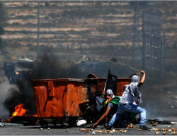 Enfrentamientos entre palestinos y las fuerzas israelíes de seguridad en la entrada norte de El Bireh (WAFA, 15 de mayo de 2017)