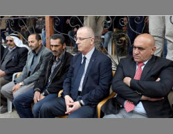 Rami Hamdallah (deuxième à droite), Premier ministre palestinien, et Akram Rajoub, gouverneur de la province de Naplouse (droite) dans le village de Bayta, sous la tente de deuil dressée par la famille du Palestinien qui a été tué (Wafa, 20 mai 2017)