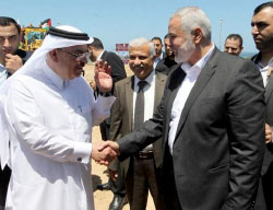 Ismail Haniyeh (à droite), récemment élu à la tête du bureau politique du Hamas, serre la main de Muhammad al-'Amadi, président du Comité du Qatar pour la reconstruction de la bande de Gaza, lors de la pose de la pierre angulaire des locaux de la Commission dans la bande de Gaza 