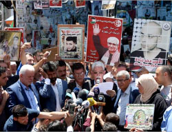 Jamal Mhessen, miembro del Comité Central de Fatah, en una rueda de prensa en Ramallah junto con Issa Karake, Director de la Autoridad para Asuntos de presos, y Khadura Fares, Director del Club del Preso palestino, al terminar la huelga de hambre de los presos palestinos en las cárceles de Israel (WAFA, 27 de mayo de 2017)