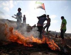 Manifestants de la bande de Gaza opposés aux forces de Tsahal à la barrière de sécurité à la suite d'un appel du Hamas à organiser une semaine de manifestation à la frontière entre Gaza et Israël pour protester contre le 