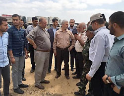 Yahya al-Sinwar (pink shirt, center) head of Hamas' political bureau in the Gaza Strip, pays a visit to the Rafah-Egypt border to inspect the construction of the buffer zone (Facebook page of the Hamas ministry of the interior in the Gaza Strip, July 5, 2017).