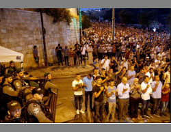 Mass prayer held in front of the Lions' Gate in east Jerusalem on the morning of July 27, 2017 (Facebook page of QudsN, July 27, 2017).