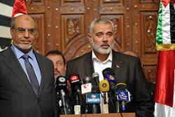 Ismail Haniya and the Tunisian prime minister Hamadi al-Jebali at a press conference (Aqsa.ahlamontada.com website).