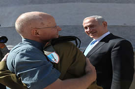 Gilad Shalit and his father embrace