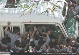 Qom residents welcoming the Supreme Leader, from Khamenei’s official website