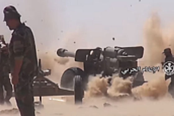 Images d'une vidéo de l'armée syrienne montrant les combats dans la région d'Al-Sukhnah (Compte Youtube de la branche information militaire de l'armée syrienne, 5 août 2017)