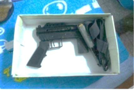 The submachine gun (or one like it) used in the shooting attack (Palinfo Twitter account, August 6, 2017).