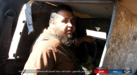 Le terroriste suicide Abu Hassan al-Homsi dans la voiture piégée qu'il a fait exploser contre les troupes syriennes à l'Est d'Al-Sukhnah.