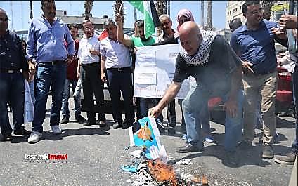 Ponen fuego a la bandera de Israel y la foto del presidente Trump durante la manifestación. (Página Facebook del fotógrafo Ismail al-Rimawi, 24 de agosto de 2017)